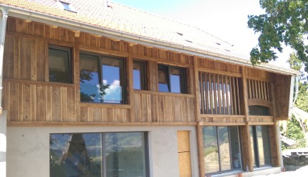 Façade extérieur en vieux bois Accueil contenu 1